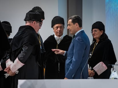 El presidente de la Junta de Andalucía, Juan Manuel Moreno, acompañado de los rectores de las universidades andaluzas, durante el acto de apertura del curso 2024-2025 en la Universidad de Huelva.