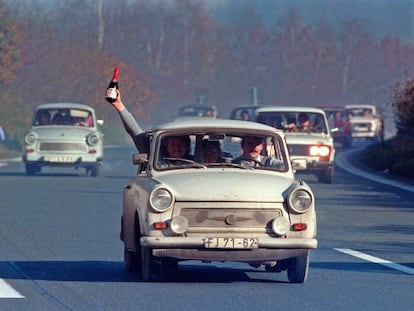 Comemoração da queda do Muro de Berlim em uma estrada da Baviera (Alemanha Ocidental), em 1989.