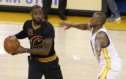 LeBron protege el balón ante Iguodala.