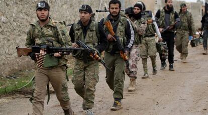 Milicianos rebeldes en las afueras de la localidad de Al Bab.