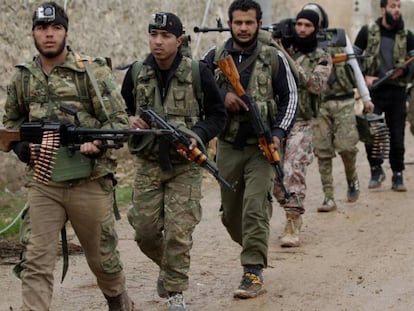 Milicianos rebeldes en las afueras de la localidad de Al Bab.