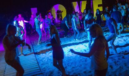 Los seguidores del Rototom empiezan a divertirse en el recinto de la playa de Benic&agrave;ssim. 