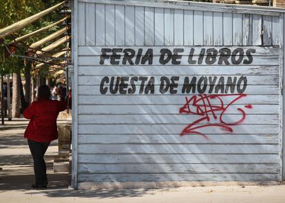 Casetas de libros de Cuesta Moyano durante el confinamiento de Madrid por la covid.