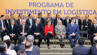Dilma e sua equipe de Governo durante anuncio nesta terça. / PR