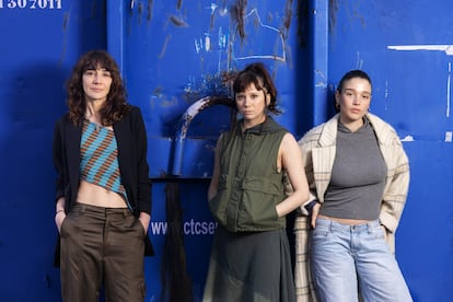 Las actrices Marta Poveda, Laia Manzanares y Carla Campra, en las instalaciones de EL PAÍS el pasado 4 de febrero. 