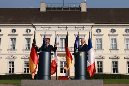 Los presidentes francés, Emmanuel Macron, y alemán, Frank-Walter Steinmeier, durante la conferencia de prensa conjunta en Berlín, este domingo. 
