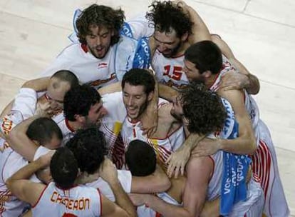 Los jugadores españoles se abrazan tras ganar a Grecia.