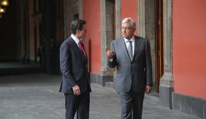 El expresidente de México, Enrique Peña Nieto, junto a Andrés Manuel López Obrador, actual mandatario del país norteamericano. 