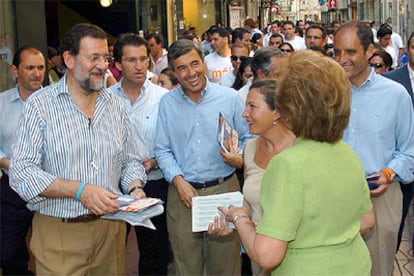 Mariano Rajoy, Alberto Núñez Feijoo, Ángel Acebes y Francisco Camps reparten propaganda electoral en Pontevedra.