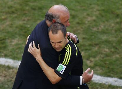Vicente Del Bosque abraza a Andres Iniesta al final del partido.
