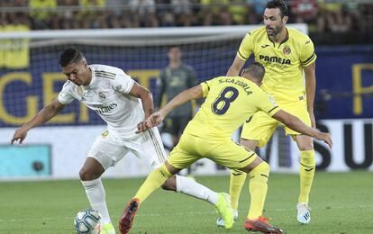 Casemiro conduce ante Cazorla.