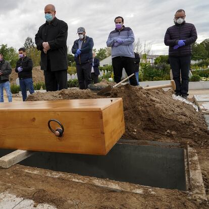 GRIîN (MADRID).  Entierro en el cementerio musulmn de Grin de Riay Tatary, lder de la comunidad musulmana en Espaa, fallecido por coronavirus. FOTO: LUIS DE VEGA