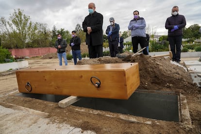 Oración ante el féretro con el cuerpo de Tatary en el cementerio musulmán de Griñón (Madrid)