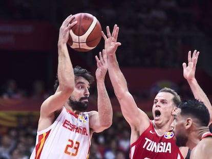 Sergio Llull (i), defendido por Michael Roll.