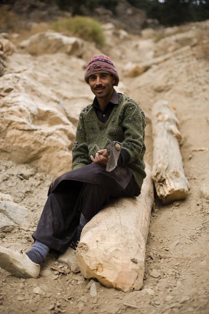 Un leñador posa ante la cámara durante una recolección de madera en Kalasha (Pakistán). La región del Hindu Kush Himalaya recorre ocho países asiáticos a lo largo de 3.500 kilómetros: Afganistán, Bangladés, Bután, China, India, Myanmar, Nepal y Pakistán. El informe que se acaba de publicar ha sido elaborado desde el Centro Internacional para el Desarrollo Integral de las Montañas (Icimod), una institución de aprendizaje que sirve a estos ocho Estados para ayudar a comprender los cambios del clima y adaptarse a ellos.