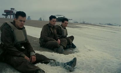 Harry Stiles (esquerda), Aneurin Barnard e Fionn Whitehead em Dunkirk.