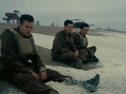 Harry Stiles (esquerda), Aneurin Barnard e Fionn Whitehead em Dunkirk.