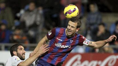 Añibarro se lleva un balón ante Raúl García.