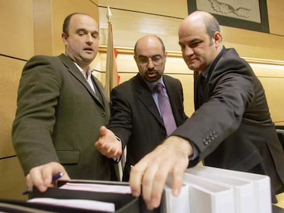 Aitor Bilbao ( a la izquierda), y Koldo Tellitu ( derecha) entregan a Campos su propuesta de currículum.