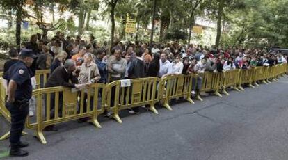 Cientos de inmigrantes hacen cola en Madrid para regularizar su permiso de residencia.