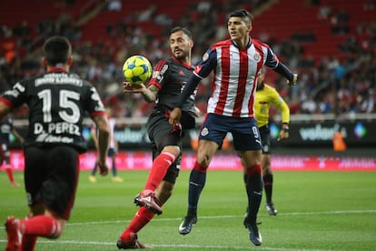 Aguilera y Pulido disputan el balón