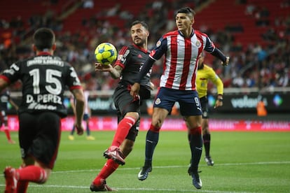 Aguilera y Pulido disputan el bal&oacute;n