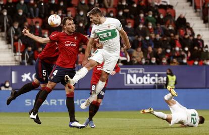 Lucas Boyé remata de cabeza junto a Unai García. efe