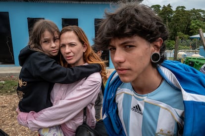 Keila García (38 años), con sus hijos Arantza (9), que lleva un año sin ir a la escuela) y Keyber (17), en la Estación Receptora de Migrantes de Lajas Blancas.