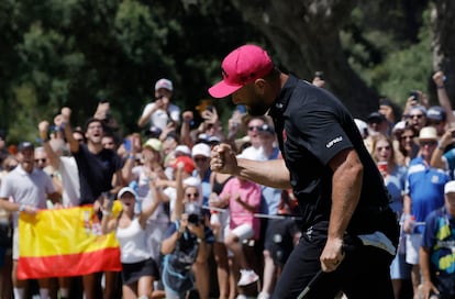Jon Rahm saca puño tras firmar el par en el hoyo 18.
