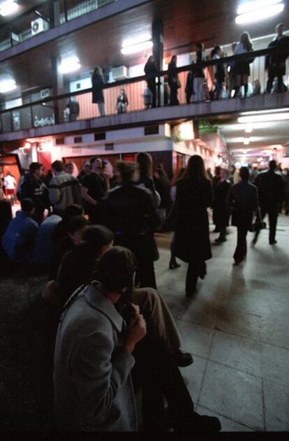 Ambiente nocturno en la zona de bares de los bajos de Aurrerá (Argüelles), en 2002.