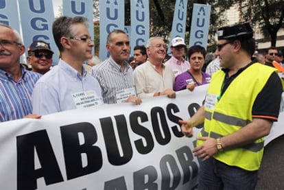 Los líderes de las asociaciones de guardias civiles, junto a Cayo Lara (segundo por la derecha), a la cabeza de la manifestación.