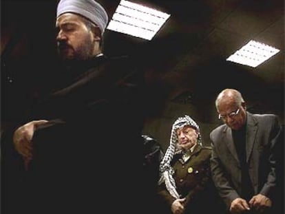 El presidente palestino, Yasir Arafat, asiste a la oración del viernes en su cuartel general en Ramala.