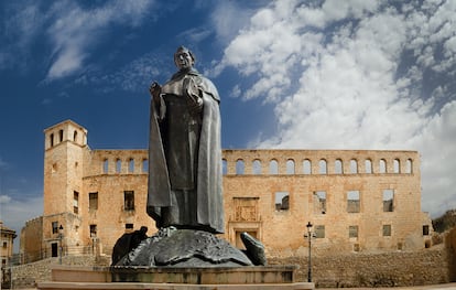 La estatua dedicada a Fray Tomás, en Berlanga de Duero.