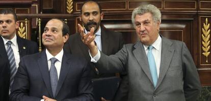 El presidente de Egipto, Abdel Fattah Al Sisi, atiende a las explicaciones del presidente del Congreso, Jes&uacute;s Posada.