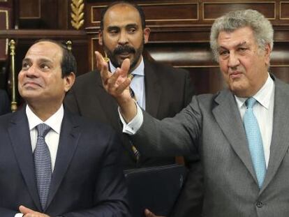 El presidente de Egipto, Abdel Fattah Al Sisi, atiende a las explicaciones del presidente del Congreso, Jes&uacute;s Posada.