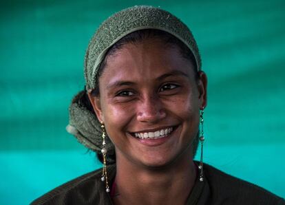 Una miembro de las Fuerzas Armadas Revolucionarias de Colombia (FARC) sonríe en el campamento de Llanos del Yari (Colombia) el 20 de septiembre. 