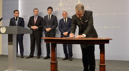 El lehendakari con los tres diputados generales durante la firma del plan. 