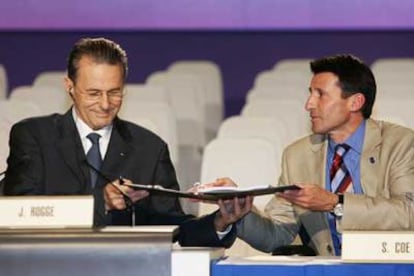 El presidente del COI, Jacques Rogge, y el de la candidatura británica, Sebastian Coe, durante la firma del contrato por el que Londres se compromete a organizar los Juegos de 2012.