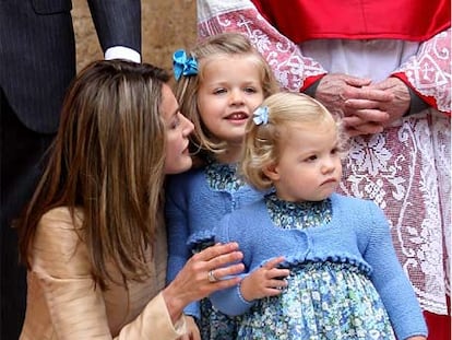 La princesa Letizia habla con sus hijas, Leonor y Sofía, ayer.