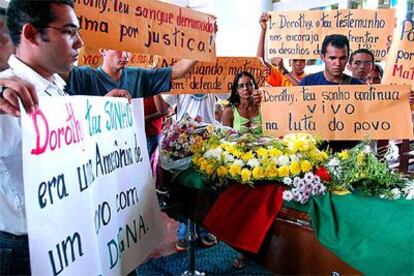 Varias personas homenajean ante su ataúd a la monja asesinada, Dorothy Stang.