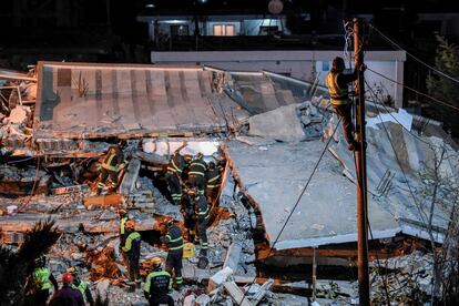 Miembros de los equipos de rescate trabajan para encontrar a las personas atrapadas bajo los escombros de un edificio derrumbado en la ciudad de Durrës (Albania). El país balcánico sufrió un devastador terremoto este martes, que ha causado al menos 40 víctimas según el recuento oficial no definitivo. Se trata del peor seísmo que ha sufrido la zona en décadas.