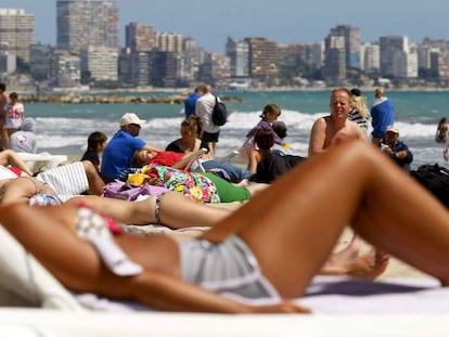 Turistas en la playa de El Postiguet (Alicante)