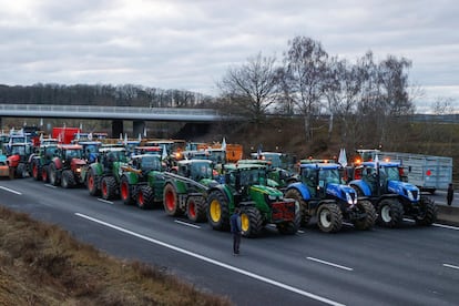 French farmers block a highway with their tractors during a protest over price pressures, taxes and green regulation, grievances shared by farmers across Europe, in Longvilliers, near Paris, France, January 30, 2024