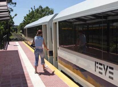 Una usuaria sube al FEVE en la estación de Moeche.