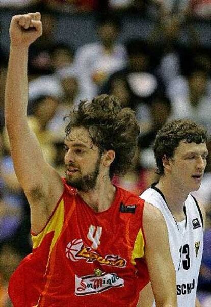 El dominio del juego interior ha sido clave en el devenir del encuentro. Pau Gasol, con 16 puntos; Garbajosa, con 13; y Carlos Jiménez, con 4, han superado al dúo alemán formado por Fermerling y Nowtizki.