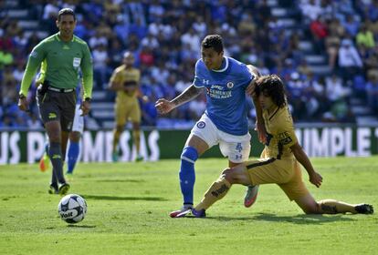 Julio Domínguez (i) disputa el balón con Matías Britos.