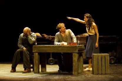 Un momento del montaje 'De ratones y hombres', en el teatro Español.