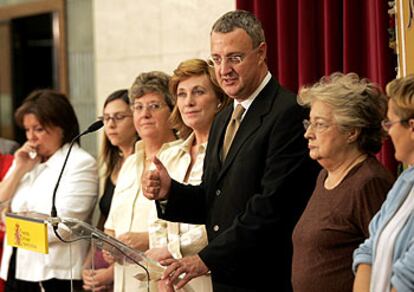 El ministro Caldera y representantes de las organizaciones de mujeres.