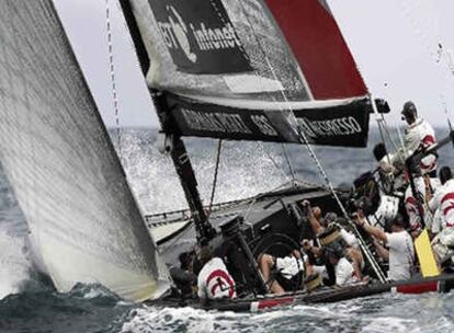 El Alinghi, en una momento de la regata