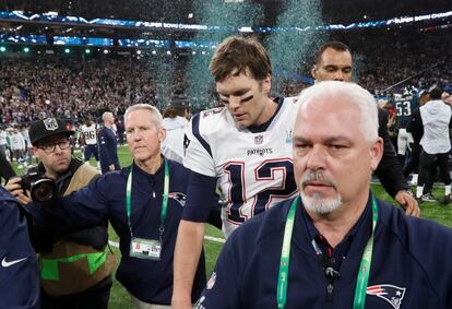 Tom Brady camina hacía los vestidores, tras la derrotan ante los Philadelphia Eagles en la Super Bowl 52.   